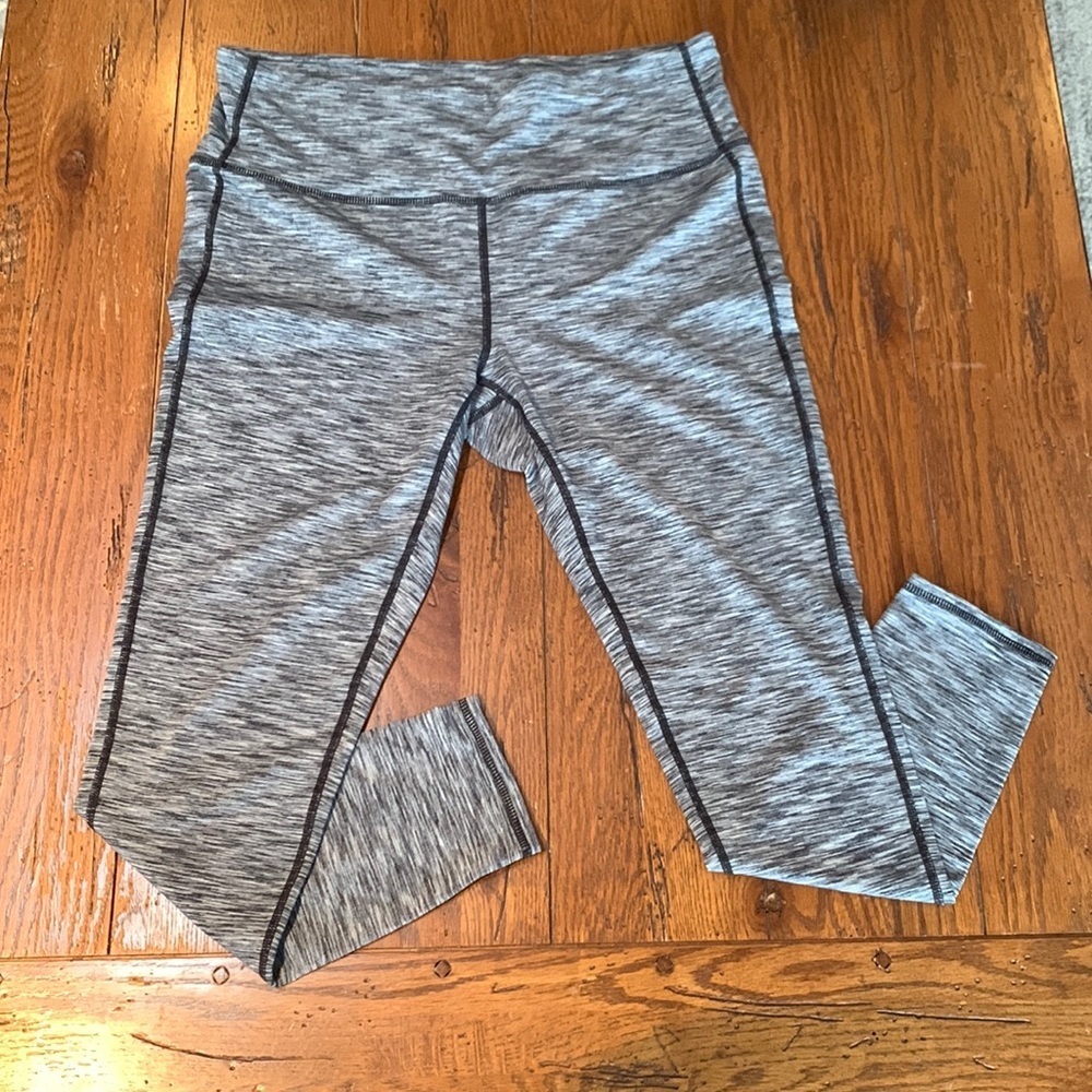 Athleta Leggings Black Gray Silver with Black Contrast Stitch 7/8 Tights Size L